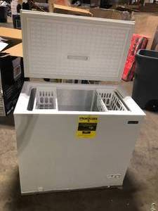 Magic Chef 7.0 cu. ft. Chest Freezer in White    Customer Returns See Pictures