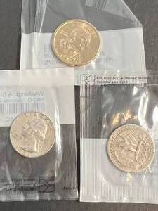2 US WASHINGTON SILVER QUARTERS WITH NATIVE AMERICAN DOLLAR