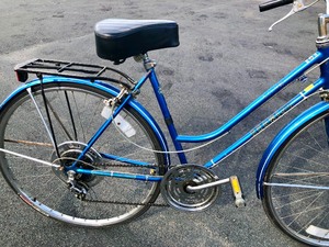 lot 131 image: Nice Vintage Ladies SCHWINN Bicycle