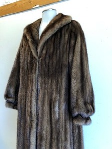 lot 136 image: Excellent Quality and Condition Vintage Mink Coat