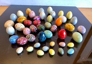lot 139 image: Large Collection of Hand Painted Eggs 