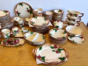 lot 141 image: LARGE Collection of Vintage Franciscan Ware Apple Pattern Dishware
