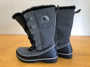 lot 160 image: Like-New or Brand New SORE Ladies Winter Boots - Size 8.5