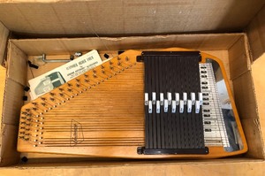 lot 165 image: Very Nice Vintage Autoharp Instrument in Box