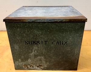 lot 186 image: Old Vintage SUMMIT FARM Galvanized DairyMilk Box