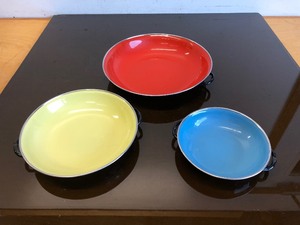 lot 187 image: Colorful Mid Century Enameled Cookware 