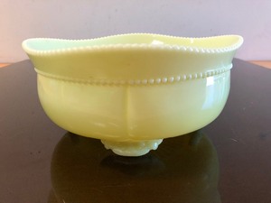 lot 192 image: Elegant Vintage Custard Glass Footed Bowl