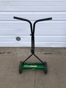 lot 239 image: Like-New SCOTTS Elite 18 Manual Lawnmower