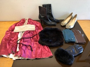 lot 208 image: Vintage Leather & Fur Ladies Accessories Gloves etc