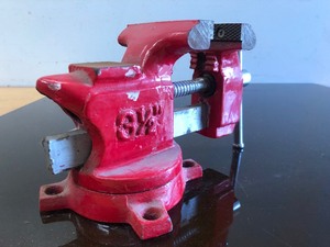 lot 271 image: 3.5 Swivel Anvil Vise