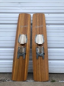 lot 116 image: Nice Pair of Vintage TURNABOUT Trick Water Skis 