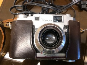 lot 319 image: Estate Lot wAssorted Vintage Cameras wCase