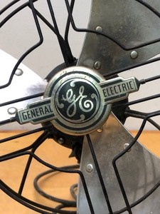lot 290 image: Nice Vintage GE Industrial Style Desk Fan 