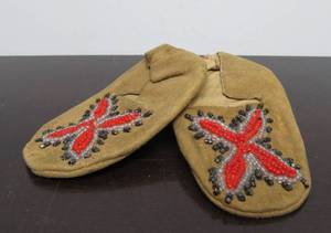 lot 45 image: Antique Native American ChildBaby Size Moccasins 