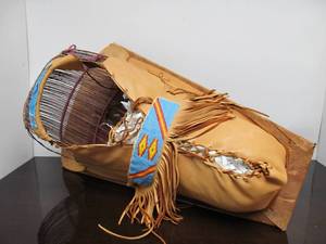 lot 47 image: Quality Native American Made Beaded Leather Papoose