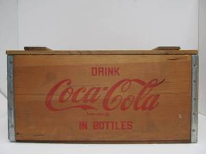 lot 14 image: Nice Vintage Hinged Top COCA COLA Wooden Advertising Crate