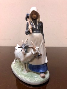 lot 359 image: Excellent Vintage Royal Copenhagen Denmark Figurine - Woman with Goats