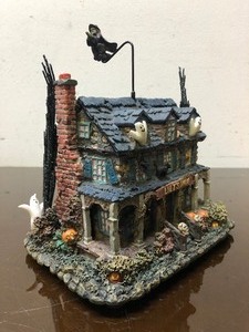 lot 360 image: Mint in Packaging MUNSTERS Halloween Village Lilys Inn