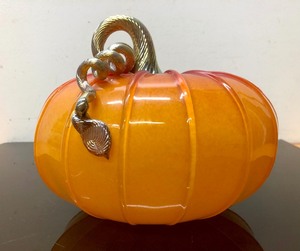 lot 391 image: Lovely Large Hand Blown Signed Art Glass Pumpkin