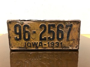 lot 414 image: Awesome Original Folk Art 1931 Iowa License Plate Box