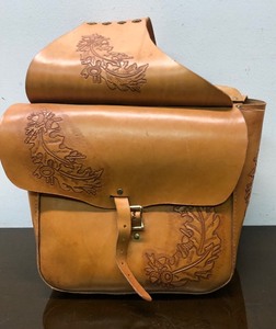 lot 424 image: Very Nice Tooled Leather Saddlebag Set