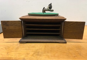 lot 439 image: Antique Oak Hand Crank Victrola Record Player