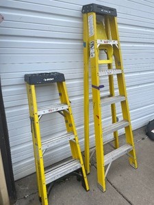 lot 21 image: 2 Yellow Fiberglass WERNER Ladders - 4 & 6