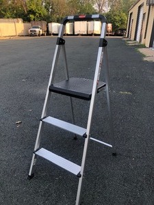 lot 28 image: Like-New or Brand New Rubbermaid Step Ladder