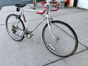 lot 276 image: HUFFY Carrera Mens 10-Speed Bicycle 
