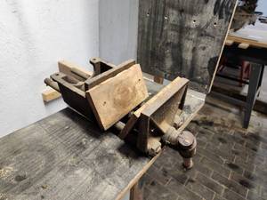 lot 50 image: Bench Vise