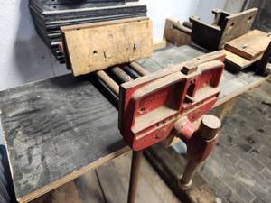 lot 51 image: Bench Vise