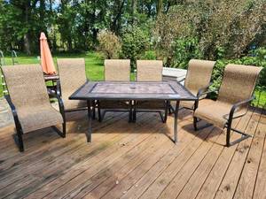lot 64 image: Outdoor Patio Set - Unmbrella Table and (6) Chairs