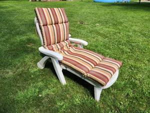 lot 65 image: Plastic Patio Lounge Chair with Cushion