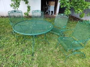 lot 68 image: Metal Outdoor Patio Set - Table and (4) Chairs
