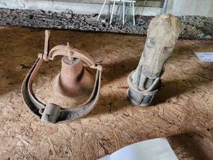 lot 76 image: Hitching Post, Cast Iron Dinner Bell