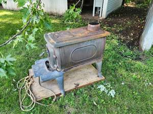 lot 98 image: Vogelzang Deluxe Boxwood Stove BX42E