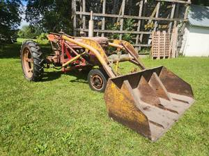 lot 2 image: Vintage 1942 Farmall H Row-Crop Tractor