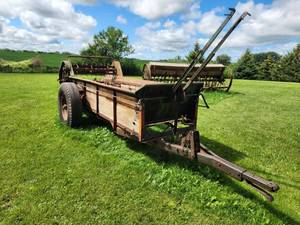 lot 9 image: Model 17 Maneur Spreader