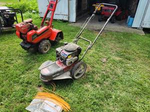 lot 14 image: Craftsman 22 Gas Weed Trimmer