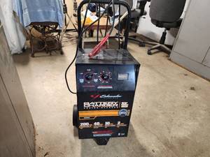 lot 21 image: Schumacher 20040102 Amp Battery Charger  Engine Starter SE4020