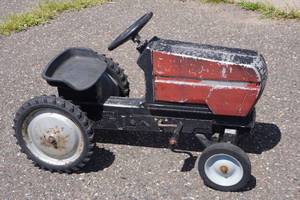 lot 5 image: Vintage ERTL Case International 7130 Pedal Tractor