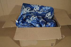lot 19 image: Comforter with Pillowcase -Queen