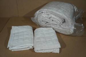 lot 25 image: Velvet Quilt Bed Set -King, Beige