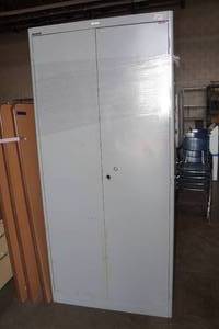 lot 38 image: Metal Cabinet -Doors Do Not Stay Shut
