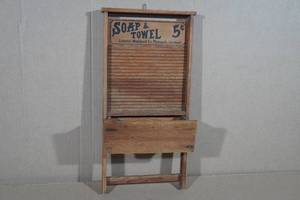 lot 79 image: Vintage Style Wood Washboard Shelf