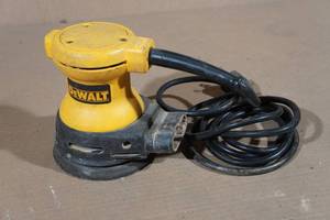 lot 132 image: DeWalt Random Orbit Palm Sander