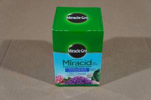 lot 138 image: Miracle-Gro Miracid Acid-Loving Plant Food