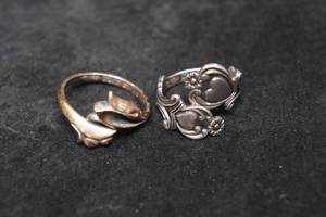lot 176 image: 2 Avon Adjustable Size Sterling Silver Rings