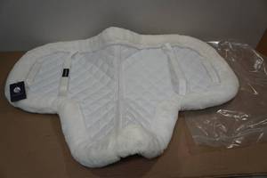 lot 213 image: Equinavia Ultra Fleece Trimmed Show Pad -Medium