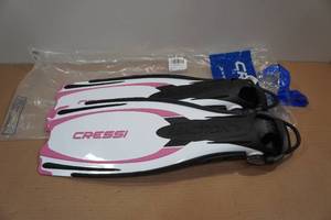 lot 230 image: Cressi Reaction EBS Dive Fins -XS, WhitePink
